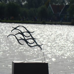 Water... Levensader van de Zaanstreek  Brons/ pelxiglas, 35 x 30 cm, 2003